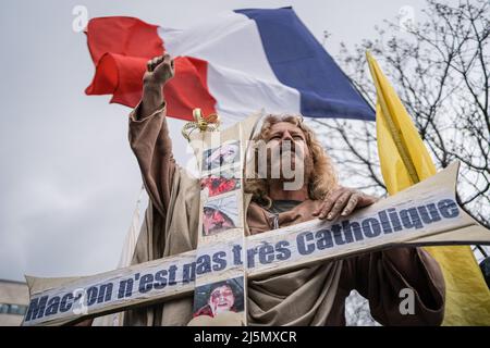 Paris, France. 23rd Apr, 2022. Protester holds a flag during the demonstration. Demonstration on the streets of Paris, France, a day before the presidential elections between Emmanuel Macron and Mariane Le Pen. The protesters show their discontent with both political options. Credit: SOPA Images Limited/Alamy Live News Stock Photo