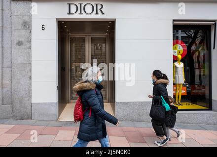 Madrid, Spain. 14th May, 2022. A pedestrian walks past the French luxury  fashion brand Louis Vuitton (LV) store in Spain. (Photo by Xavi Lopez/ SOPA  Images/Sipa USA) Credit: Sipa USA/Alamy Live News