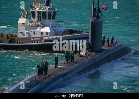 PERTH, Australia (April 23, 2022) The Los Angeles-class fast-attack submarine USS Springfield (SSN 761) prepares to moor alongside the Emory S. Land-class submarine tender USS Frank Cable (AS 40) at HMAS Stirling Navy Base, April 23, 2022. Frank Cable is currently on patrol conducting expeditionary maintenance and logistics in support of national security in the U.S. 7th Fleet area of operations. (U.S. Navy photo by Mass Communication Specialist Seaman Wendy Arauz/Released) Stock Photo