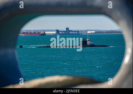 PERTH, Australia (April 23, 2022) The Los Angeles-class fast-attack submarine USS Springfield (SSN 761) prepares to moor alongside the Emory S. Land-class submarine tender USS Frank Cable (AS 40) at HMAS Stirling Navy Base, April 23, 2022. Frank Cable is currently on patrol conducting expeditionary maintenance and logistics in support of national security in the U.S. 7th Fleet area of operations. (U.S. Navy photo by Mass Communication Specialist Seaman Wendy Arauz/Released) Stock Photo