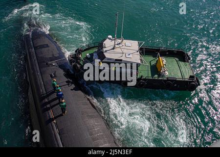 PERTH, Australia (April 23, 2022) Sailors, assigned to the Los Angeles-class fast-attack submarine USS Springfield (SSN 761), prepare to moor alongside the Emory S. Land-class submarine tender USS Frank Cable (AS 40) at HMAS Stirling Navy Base, April 23, 2022. Frank Cable is currently on patrol conducting expeditionary maintenance and logistics in support of national security in the U.S. 7th Fleet area of operations. (U.S. Navy photo by Mass Communication Specialist 2nd Class Chase Stephens/Released) Stock Photo