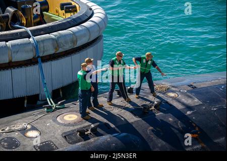 PERTH, Australia (April 23, 2022) Sailors assigned to the Los Angeles-class fast-attack submarine USS Springfield (SSN 761) moor the submarine alongside the Emory S. Land-class submarine tender USS Frank Cable (AS 40) at HMAS Stirling Navy Base, April 23, 2022. Frank Cable is currently on patrol conducting expeditionary maintenance and logistics in support of national security in the U.S. 7th Fleet area of operations. (U.S. Navy photo by Mass Communication Specialist Seaman Wendy Arauz/Released) Stock Photo