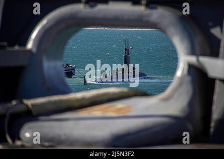 PERTH, Australia (April 23, 2022) Sailors, assigned to the Los Angeles-class fast-attack submarine USS Springfield (SSN 761), prepare to moor alongside the Emory S. Land-class submarine tender USS Frank Cable (AS 40) at HMAS Stirling Navy Base, April 23, 2022. Frank Cable is currently on patrol conducting expeditionary maintenance and logistics in support of national security in the U.S. 7th Fleet area of operations. (U.S. Navy photo by Mass Communication Specialist 2nd Class Chase Stephens/Released) Stock Photo