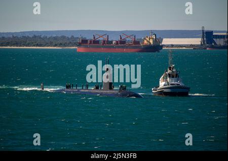 PERTH, Australia (April 23, 2022) The Los Angeles-class fast-attack submarine USS Springfield (SSN 761) enters port in preparation to moor alongside the Emory S. Land-class submarine tender USS Frank Cable (AS 40) at HMAS Stirling Navy Base, April 23, 2022. Frank Cable is currently on patrol conducting expeditionary maintenance and logistics in support of national security in the U.S. 7th Fleet area of operations. (U.S. Navy photo by Mass Communication Specialist Seaman Wendy Arauz/Released) Stock Photo