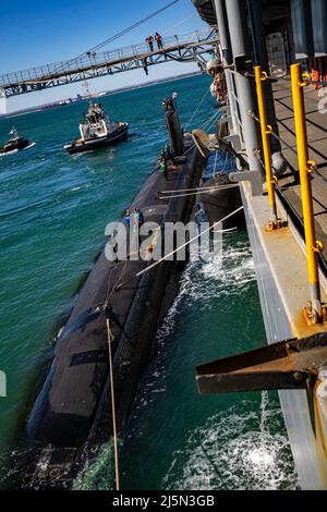 PERTH, Australia (April 23, 2022) Sailors, assigned to the Los Angeles-class fast-attack submarine USS Springfield (SSN 761), conduct line handling operations to moor alongside the Emory S. Land-class submarine tender USS Frank Cable (AS 40) at HMAS Stirling Navy Base, April 23, 2022. Frank Cable is currently on patrol conducting expeditionary maintenance and logistics in support of national security in the U.S. 7th Fleet area of operations. (U.S. Navy photo by Mass Communication Specialist 2nd Class Chase Stephens/Released) Stock Photo