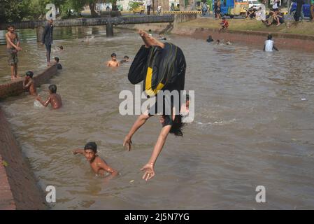 Lahore, Punjab, Pakistan. 24th Apr 2022. Le ragazze pakistane hanno  decorazioni all'henné applicate sulle loro mani a casa loro per il prossimo  festival musulmano di Eid al-Fitr a Lahore. I musulmani di