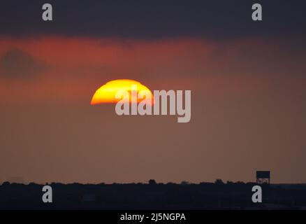 25/04/2022 East Tilbury UK The sun climbing through thick mist and a Low cloud base over East Tilbury. The overcast conditions allowing viewing of a l Stock Photo