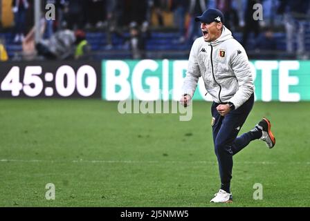 Genoa, Italy. 24 April 2022. Players of Genoa CFC celebrate the victory at  the end of the Serie A football match between Genoa CFC and Cagliari  Calcio. Credit: Nicolò Campo/Alamy Live News