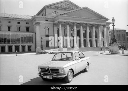 Photo series with a BMW 2000 in front of the Nationaltheather in Munich. [automated translation] Stock Photo