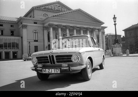 Photo series with a BMW 2000 in front of the Nationaltheather in Munich. [automated translation] Stock Photo