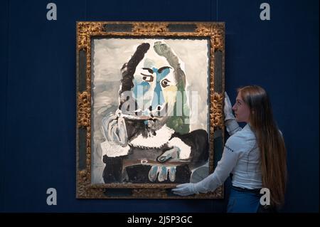 Sotheby’s, London, UK. 25 April 2022. Preview of major auction highlights in a travelling exhibition from The New York Modern day and evening sales to take place on 17-18 May 2022. Image: Pablo Picasso, Mousquetaire à la pipe, buste, 1967, estimate $6-8 Million. Credit: Malcolm Park/Alamy Live News Stock Photo