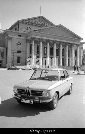 Photo series with a BMW 2000 in front of the Nationaltheather in Munich. [automated translation] Stock Photo