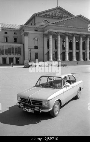 Photo series with a BMW 2000 in front of the Nationaltheather in Munich. [automated translation] Stock Photo