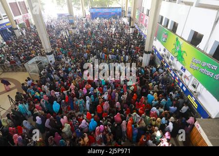 Dhaka, Bangladesh. 25th Apr, 2022. Bangladeshi people wait in queue to collect tickets at Komolapur railway station as the Bangladesh Railways start selling advance tickets ahead of the Eid al-Fitr holiday in Dhaka, Bangladesh, April 25, 2022. Eid al-Fitr is an important religious holiday celebrated by Muslims worldwide that marks the end of Ramadan, the Islamic holy month of fasting. Credit: Abaca Press/Alamy Live News Stock Photo