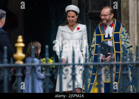 Westminster Abbey, London, UK. 25th April 2022.HRH, Catherine, Duchess of Cambridge presented with a posy as she leaves Westminster Abbey following the ANZAC Day Service of Commemoration and Thanksgiving. Amanda Rose/Alamy Live News Stock Photo