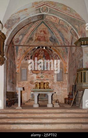 Abside con gli affreschi di pittore bresciano del XIV secolo - Polpenazze (Bs) ,Italia,chiesa di S.Pietro in Lucone Stock Photo