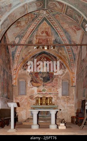 Abside con gli affreschi di pittore bresciano del XIV secolo - Polpenazze (Bs),Italia, chiesa di S.Pietro in Lucone Stock Photo