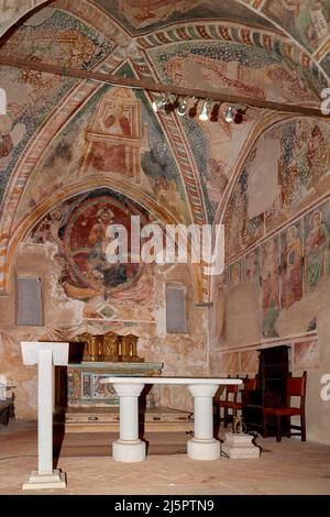 Abside con gli affreschi di pittore bresciano del XIV secolo - Polpenazze (Bs),Italia, chiesa di S.Pietro in Lucone Stock Photo