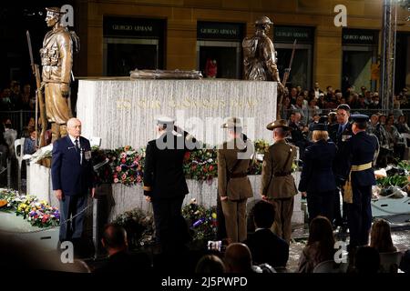 Sydney, Australia. 25th Apr, 2022. Australian Defence Force soldiers salute in front of the Cenotaph at Martin Place during the ANZAC Day Dawn Service on April 25, 2022 in Sydney, Australia Credit: IOIO IMAGES/Alamy Live News Stock Photo