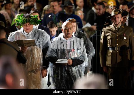 Sydney, Australia. 25th Apr, 2022. Veterans seen singing during the ANZAC Day Dawn Service on April 25, 2022 in Sydney, Australia Credit: IOIO IMAGES/Alamy Live News Stock Photo