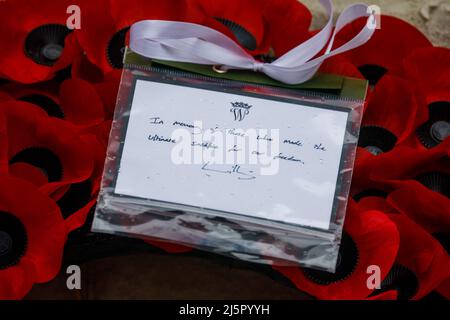 Cenotaph, Whitehall, London, UK. 25th April 2022. Hand written card on HRH Prince William, Duke of Cambridge's wreath. ANZAC Day Cenotaph Wreath Laying Service and Parade, Whitehall.  Amanda Rose/Alamy Live News Stock Photo