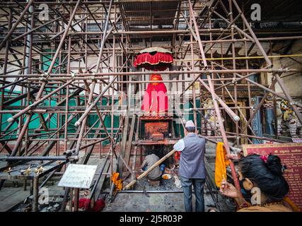 Kathmandu, Bagmati, Nepal. 25th Apr, 2022. People offer prayers to idol of Hanuman supported by iron planks which was damaged during massive earthquake 2015 at Hanumandhoka Durbar Square in Kathmandu, Nepal on April 25, 2022. Nepal on Monday marked the seventh anniversary of a devastating Gorkha earthquake that killed almost 9,000 people and left millions homeless. (Credit Image: © Sunil Sharma/ZUMA Press Wire) Credit: ZUMA Press, Inc./Alamy Live News Stock Photo