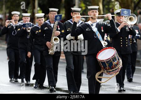 Sydney, Australia. 25th Apr, 2022. War veterans, defence personnel, war widows and descendants make their way down Elizabeth street during the ANZAC Day parade on April 25, 2022 in Sydney, Australia. This year's ANZAC day March comes 107 years to the day since Australia and New Zealand troops landed at Gallipoli to start the campaign. Credit: IOIO IMAGES/Alamy Live News Stock Photo