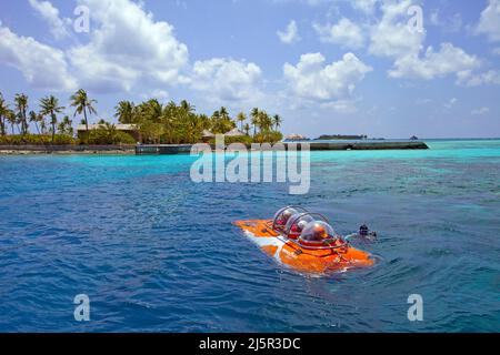 U-Boot unter Netz Stockfotografie - Alamy