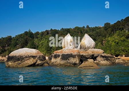 Split Apple Rock is a geological rock formation in Tasman Bay of coast of the Abel Tasman National Park. The park is a New Zealand national park locat Stock Photo