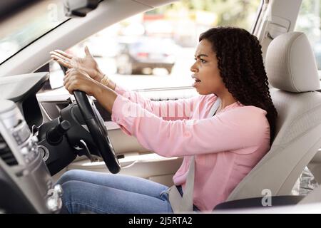 Angry black woman driving car shouting at somebody Stock Photo - Alamy