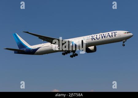 A Boeing 777 operated by Kuwait Airways arrives at London Heathrow Airport Stock Photo