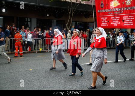 Brisbane, Australia. 25th Apr, 2022. Australian Defence Nurses march during the parade through Brisbane. Current and retired service people, students and many others marched through the streets during the Brisbane City ANZAC Day Parade as many onlookers gathered to spectate and pay respects.ANZAC day is a commemorative public holiday in remembrance of 'Australian and New Zealand service people'. Credit: SOPA Images Limited/Alamy Live News Stock Photo