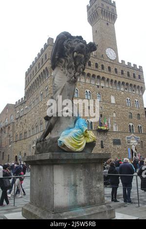 April 25, 2022, Firenze, Toscana/Firenze, Italy: Il Leone Rampante of Piazza della Signoria in Florence, smeared with the colors of the Ukrainian flag. (Credit Image: © Salvatore Esposito/Pacific Press via ZUMA Press Wire) Stock Photo