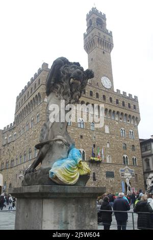 April 25, 2022, Firenze, Toscana/Firenze, Italy: Il Leone Rampante of Piazza della Signoria in Florence, smeared with the colors of the Ukrainian flag. (Credit Image: © Salvatore Esposito/Pacific Press via ZUMA Press Wire) Stock Photo