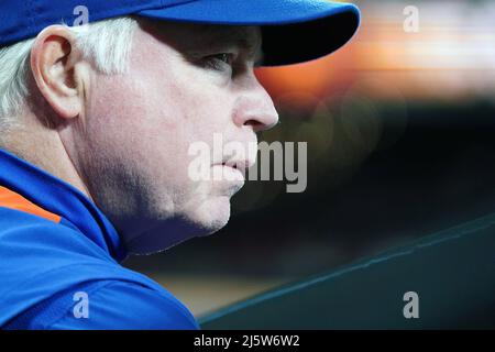 St. Louis, United States. 26th Apr, 2022. New York Mets Manager Buck Showalter watches the action against the St. Louis Cardinals in the ninth inning at Busch Stadium in St. Louis on Monday, April 25, 2022. New York defeated St. Louis 5-2. Photo by Bill Greenblatt/UPI Credit: UPI/Alamy Live News Stock Photo