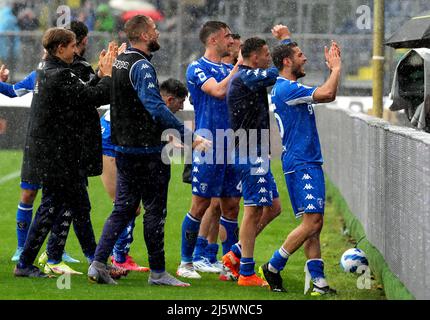 EMPOLI, ITALY - APRIL 24: Filippo Bandinelli of Empoli FC celebrates with his team mates for the victory ,during the Serie A match between Empoli FC and SSC Napoli at Stadio Carlo Castellani on April 24, 2022 in Empoli, Italy. (Photo by MB Media) Stock Photo