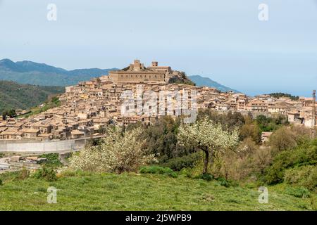 vista del borgo di Montalbano Elicona, provincia di Messina sui monti Nebrodi Stock Photo