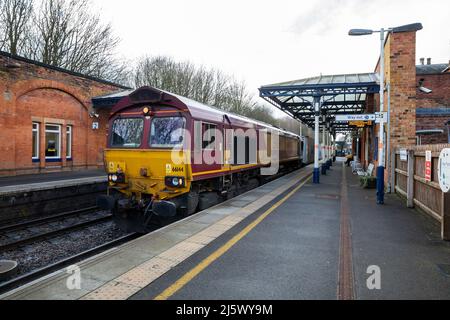 Containers pass through Melton Mowbray Railway Station Stock Photo