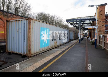 Containers pass through Melton Mowbray Railway Station Stock Photo