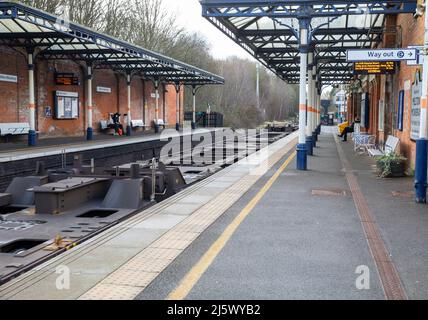 Containers pass through Melton Mowbray Railway Station Stock Photo