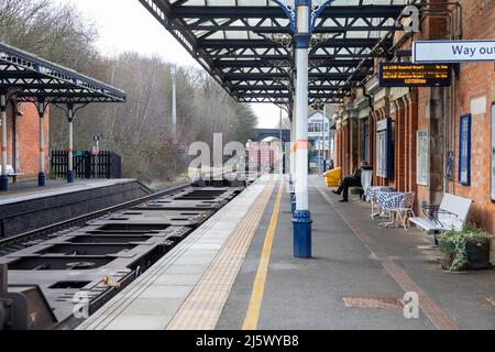 Containers pass through Melton Mowbray Railway Station Stock Photo