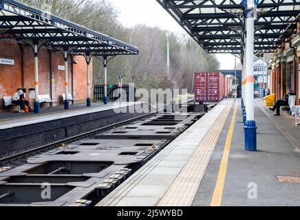 Containers pass through Melton Mowbray Railway Station Stock Photo