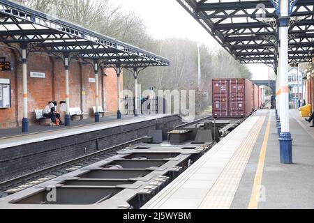 Containers pass through Melton Mowbray Railway Station Stock Photo