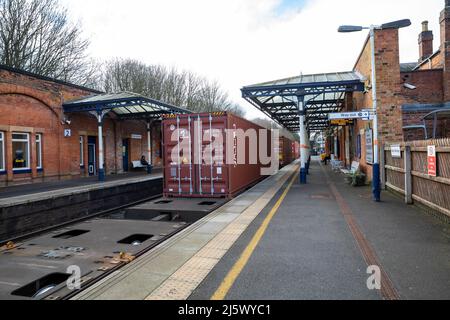 Containers pass through Melton Mowbray Railway Station Stock Photo