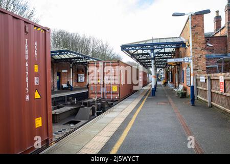 Containers pass through Melton Mowbray Railway Station Stock Photo