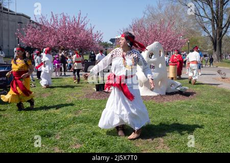 Dancers from the Calpulli Mexican Dance Group express gratitude to the Earth at the anniversary of Escuelita en Casa. In Queens, Nw York City. Stock Photo