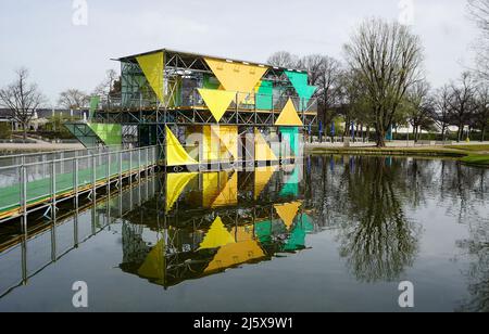 Temporärer Pavillon auf dem Olympiasee zum 50-jährigen Jubiläum Sport im Olympiapark München Stock Photo