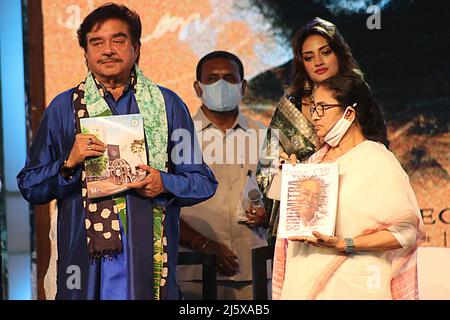 West Bengal CM Mamata Banerjee and Bollywood Actor and MP Shatrughan Sinha during 27th Kolkata International Film festival at Nazrul Mancha on April 25, 2022 in Kolkata, India.West Bengal Chief Minister Mamata Banerjee inaugurated the 27th Kolkata International Film Festival (KIFF) on Monday, with a reassurance that Bengali cinema has regained its past glory. Chief Minister said after inaugurating the festival. She said 163 films from 40 countries would be screened at the festival across 10 venues over seven days. (Photo by Dipa Chakraborty/Pacific Press) Stock Photo