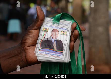 Nairobi, Kenya. 25th Apr, 2022. A vendor sells tags bearing the image of the late president of Kenya Mwai Kibaki outside the Parliament Building. The former head of state, who ruled for eight years (December 2002 until April 2013) died on April 22, 2022, as announced by the current president Uhuru Kenyatta. Credit: SOPA Images Limited/Alamy Live News Stock Photo