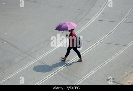 Kolkata, India. 26th Apr, 2022. A woman came outside holding an umbrella in a hot summer day.Today's temperature in Kolkata is around 40°c. The Met office declared a heatwave alert for most districts in South Bengal till 28th April.But it will continue to be warm and uncomfortable with no chance of rain, according to the Regional Meteorological Centre (RMC) till April 28. (Photo by Rahul Sadhukhan/Pacific Press) Credit: Pacific Press Media Production Corp./Alamy Live News Stock Photo